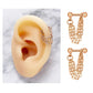 Drie gouden kettingen vormen een zachte boog tussen twee studs, wat een verfijnde helix piercing accessoire creëert met stralende aantrekkingskracht