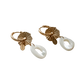 Handgemaakte oorbellen met Afrikaanse schelpkralen en roestvrij staal, die natuurlijke elegantie uitstralen.