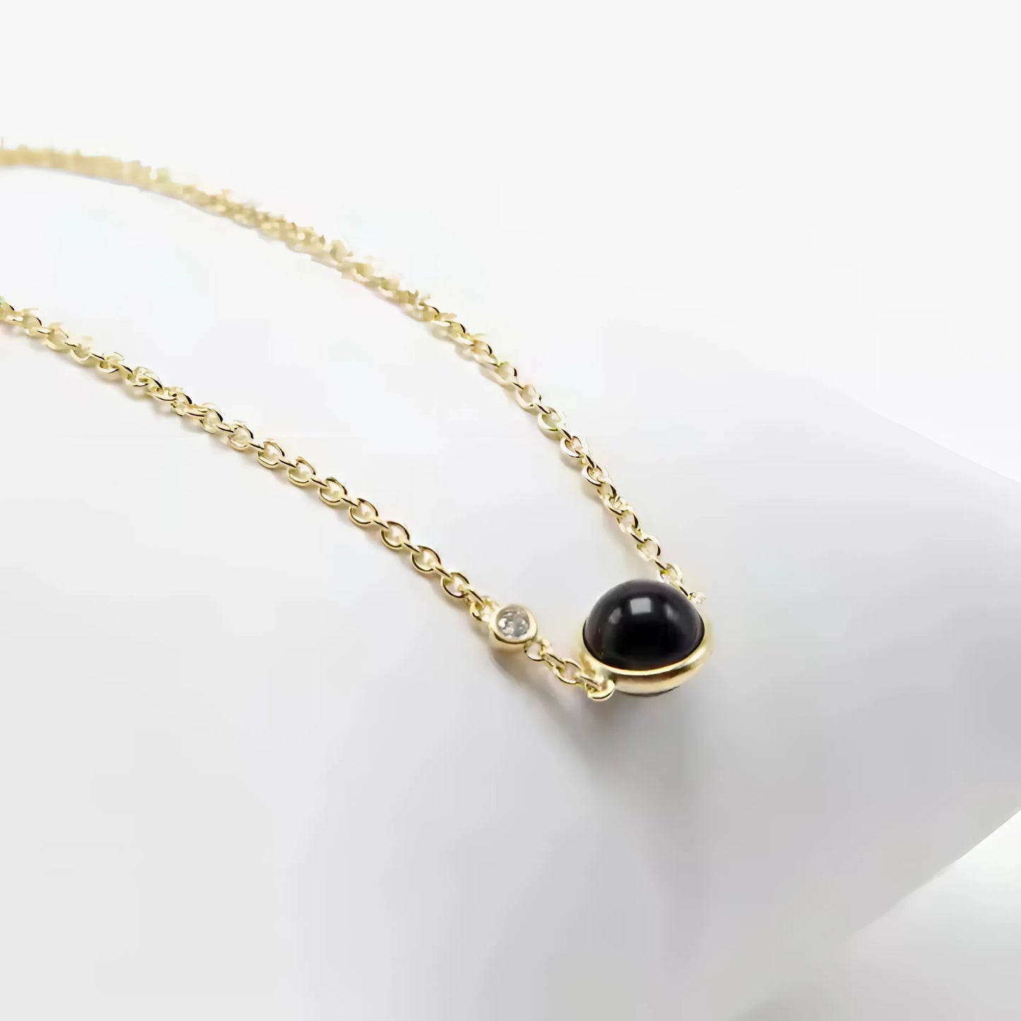 Verfijnde vergulde armband met een zwarte agaat als middelpunt, die een vleugje tijdloze charme biedt