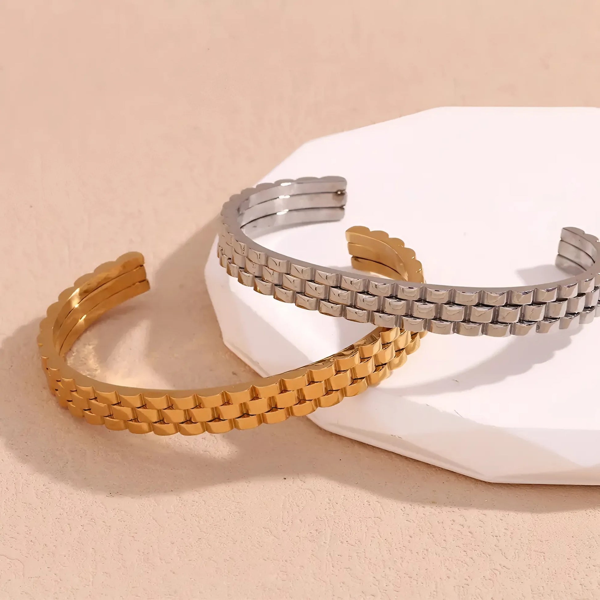 Elegante gouden armband, waarvan het onversierde ontwerp pure schoonheid benadrukt
