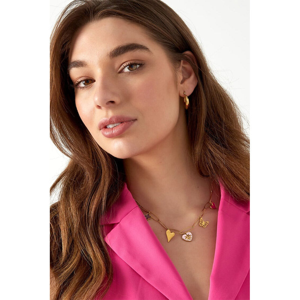Gouden ketting met drie delicate hartvormige hangers, die de lagen van diepe genegenheid symboliseren