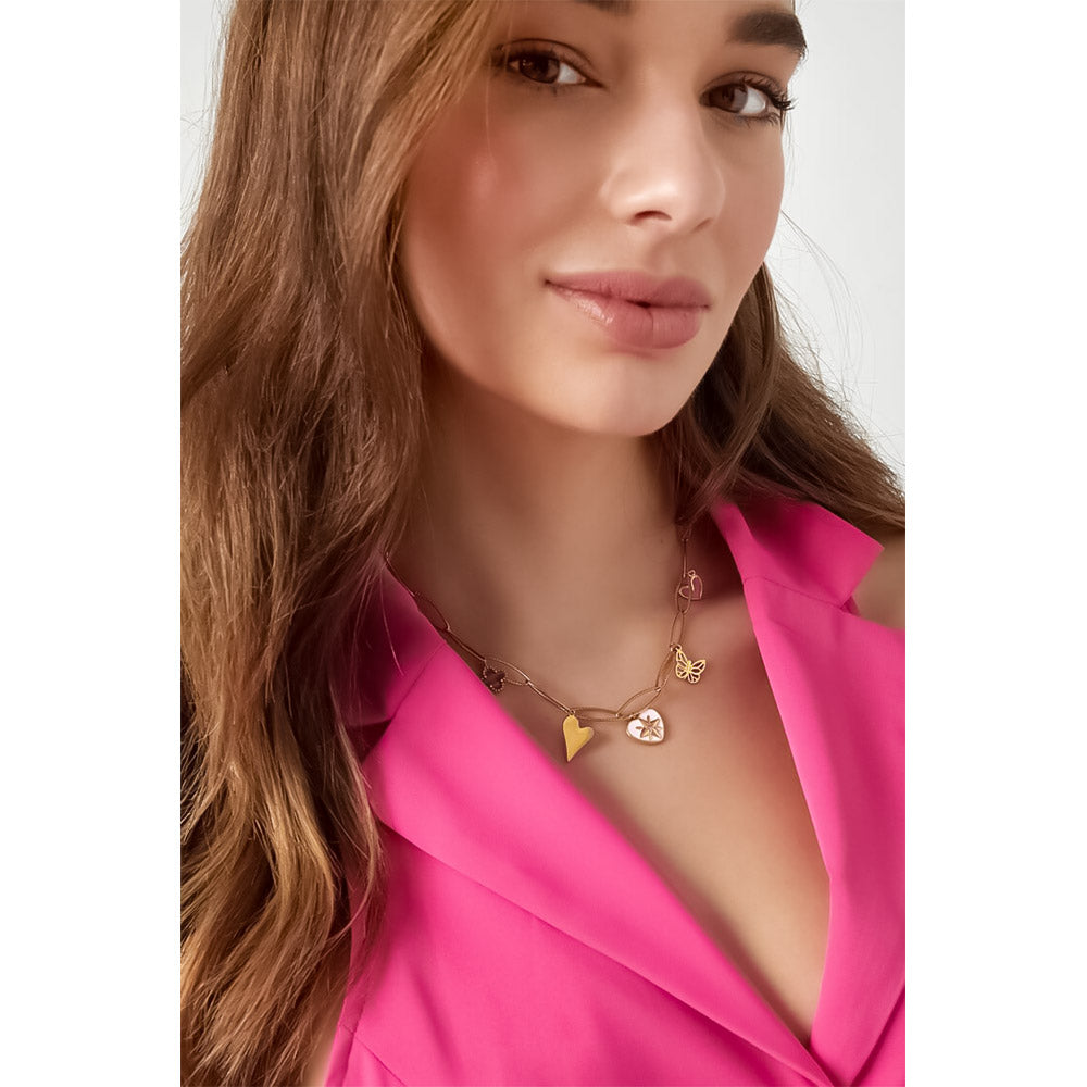 Sublieme ketting met drie met elkaar verbonden gouden harten, die de schoonheid van verbonden zielen vastleggen
