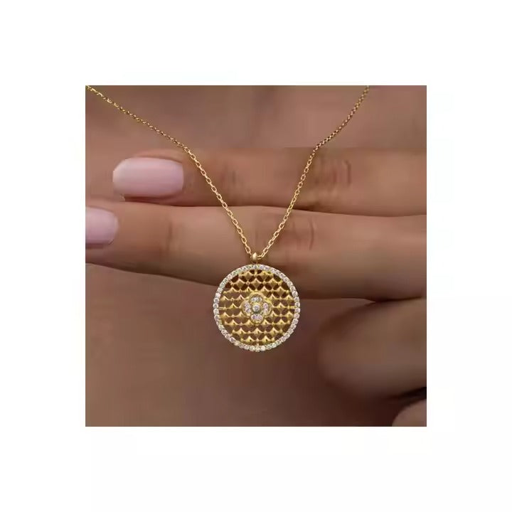 925 zilveren hanger omarmt een lumineuze diamant, die tijdloze schoonheid weerspiegelt