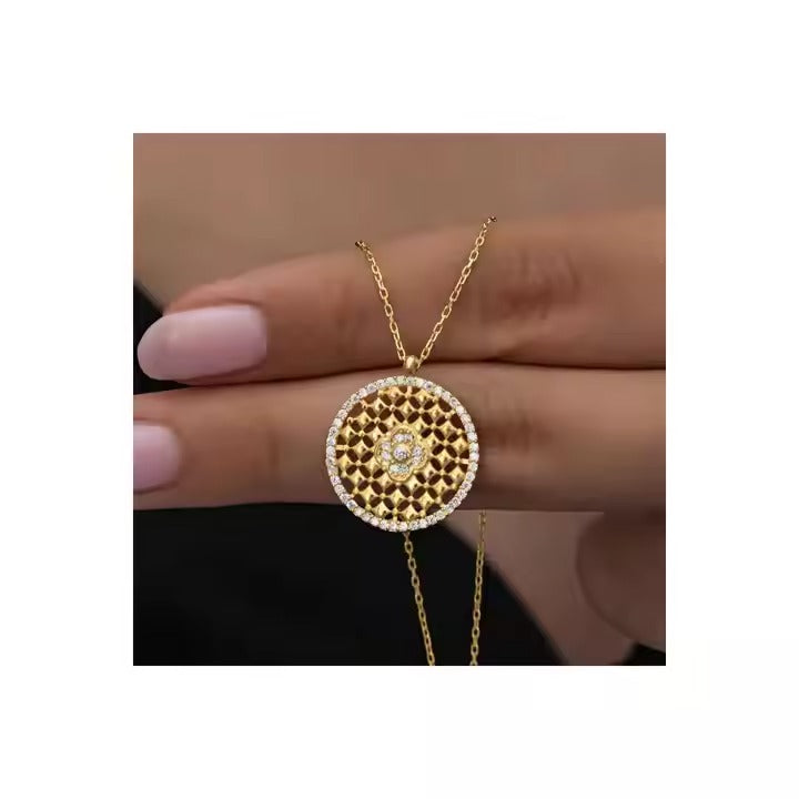Zilveren hanger met een verblindende diamant, een fusie van gratie en briljantheid
