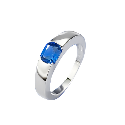 Een 14-karaats witgouden ring omarmt een diepblauwe saffier, waarvan de schittering wordt versterkt door een halo van fonkelende diamanten