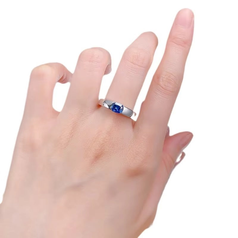 Deze witgouden ring bevat een diepblauwe saffier, omringd door een halo van briljante diamanten, een toonbeeld van klassieke schoonheid