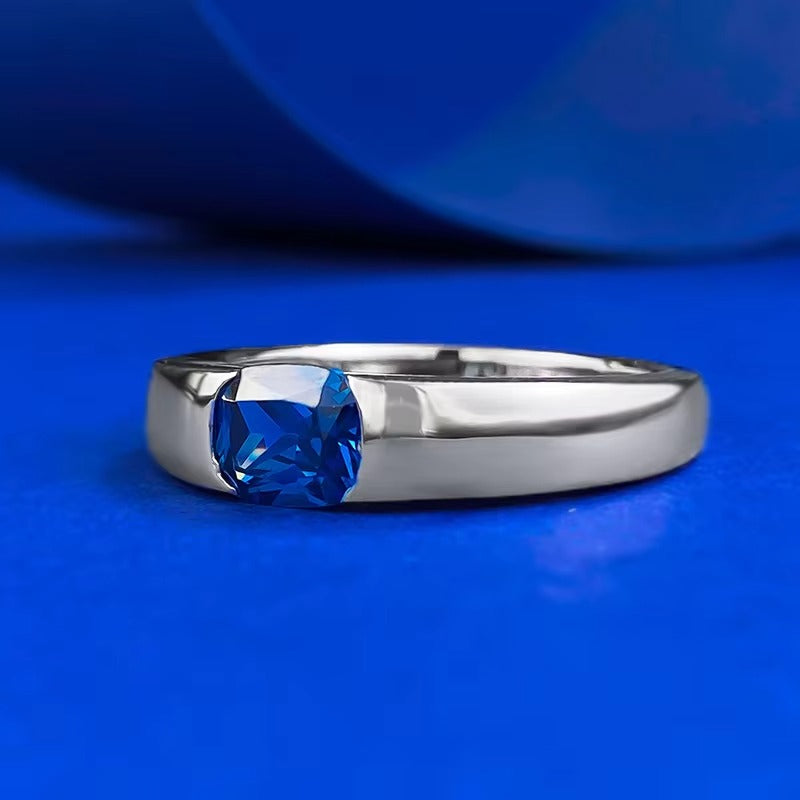 Deze verfijnde witgouden ring presenteert een saffier als middelpunt, waarvan de allure wordt versterkt door een omlijsting van fonkelende diamanten