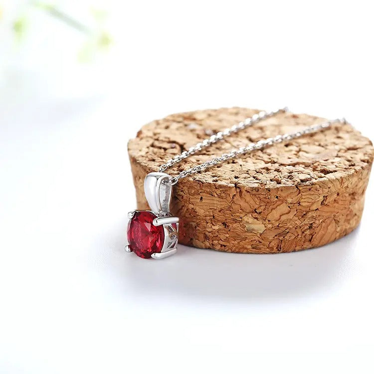 Delicate gouden hanger met een glinsterende geboortesteen, een tijdloos symbool van persoonlijke identiteit