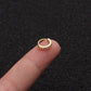 Een kristallijne septum-ring die met het licht danst, en een zachte, etherische allure uitstraalt