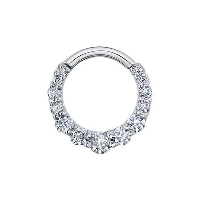Een glinsterende zilveren septum-ring, versierd met sprankelende kristallen, die elegantie en hemelse schoonheid oproept