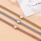 Elegante zilveren armband met stralende stenen en een open hart ontwerp, die klassieke charme weerspiegelt