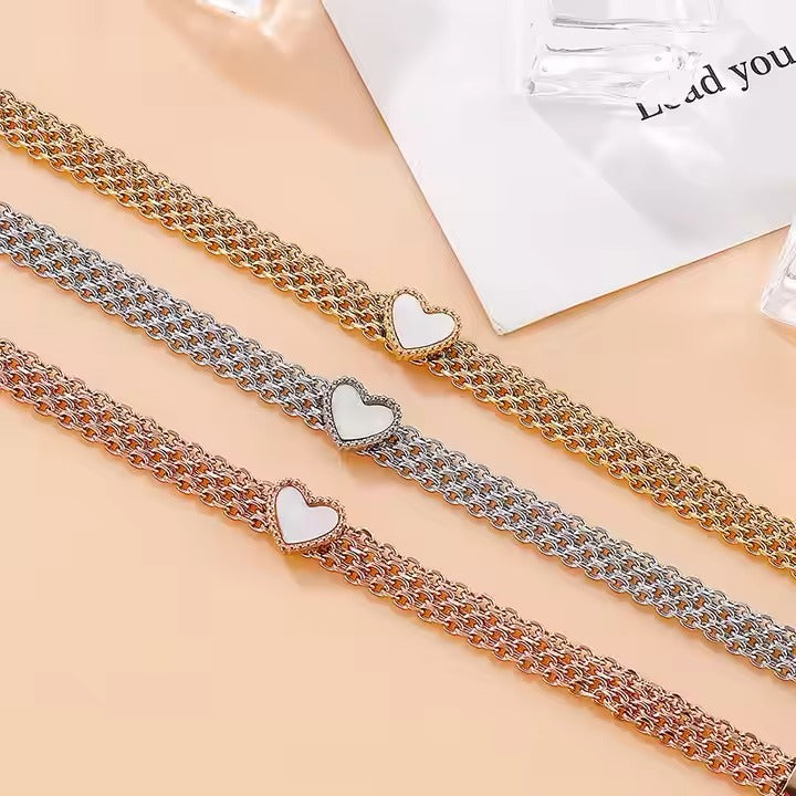 Elegante zilveren armband met stralende stenen en een open hart ontwerp, die klassieke charme weerspiegelt