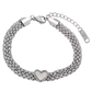 Delicate zilveren armband versierd met schitterende stenen en een open hart centraal stuk, die tijdloze elegantie uitstraalt
