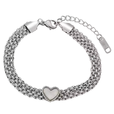Delicate zilveren armband versierd met schitterende stenen en een open hart centraal stuk, die tijdloze elegantie uitstraalt