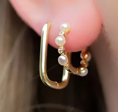 Gouden ringen, die moderne elegantie belichamen met een geometrische flair.