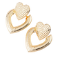 Roségouden hartvormige studs, die schitteren met romantische allure, sieren de oren met tijdloze elegantie.