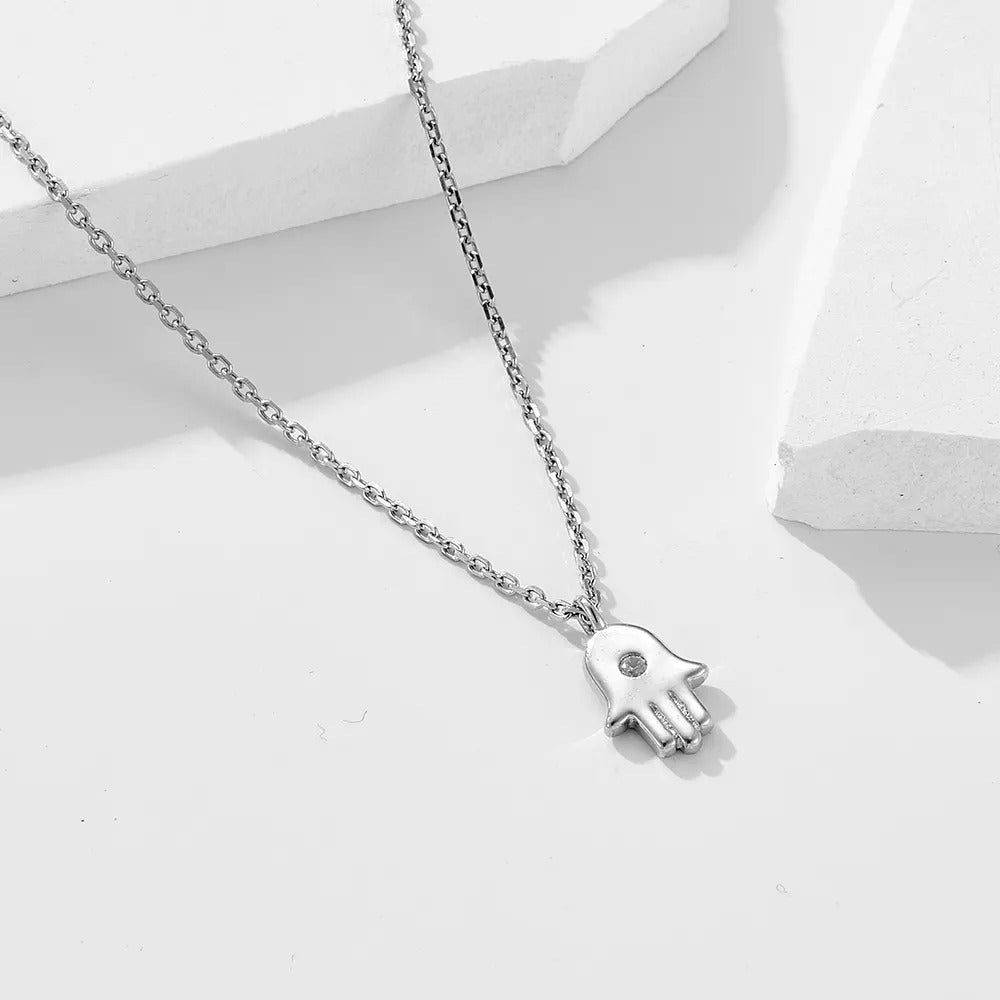 Maatwerk hanger, vervaardigd met gekozen metalen en stenen, een getuigenis van persoonlijke stijl