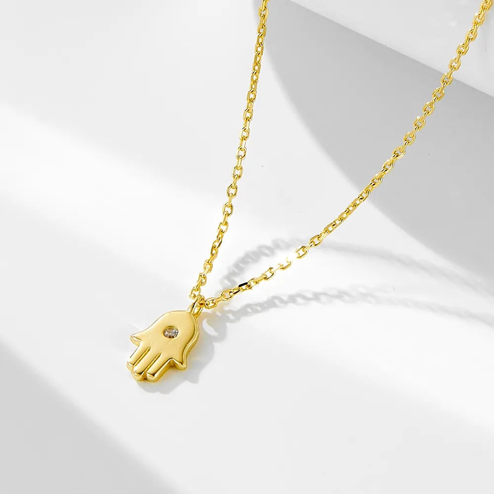 Gepersonaliseerde hanger, een fusie van geselecteerde metalen en edelstenen, die individuele gratie uitstraalt