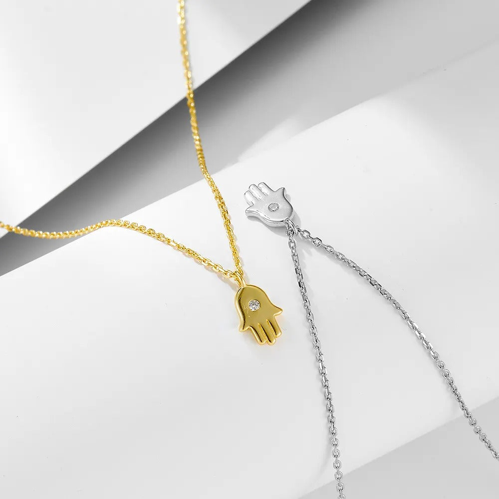 Elegante hanger, op maat gemaakt met gekozen metalen en edelstenen, die unieke verfijning belichaamt