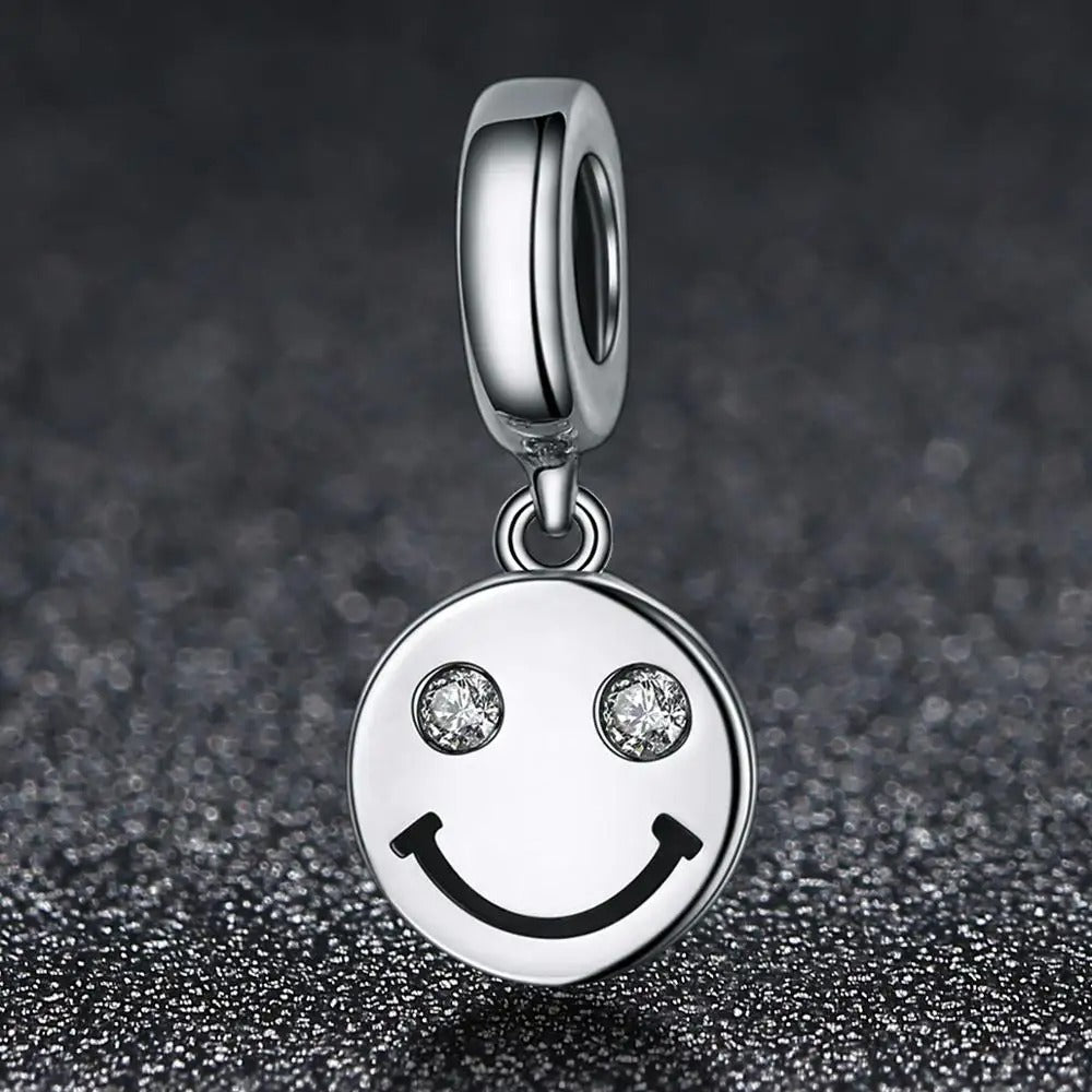 Een delicate oorbelhanger, verguld met een vrolijk smiley-gezichtje, ontworpen om geluk toe te voegen aan je outfit