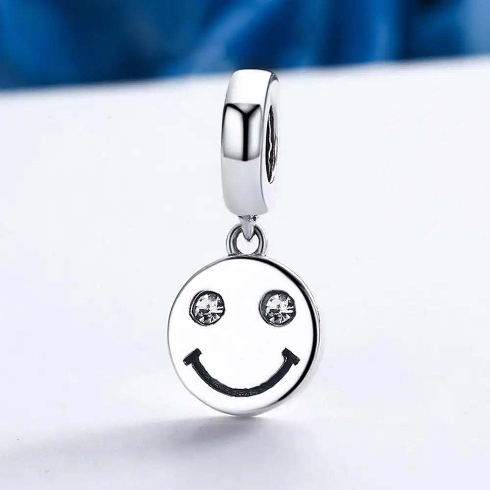 Fijn oorbel-bedeltje van sterling zilver, verguld met 14K goud, met een vrolijk smiley-gezichtje, dat vreugde en elegantie uitstraalt