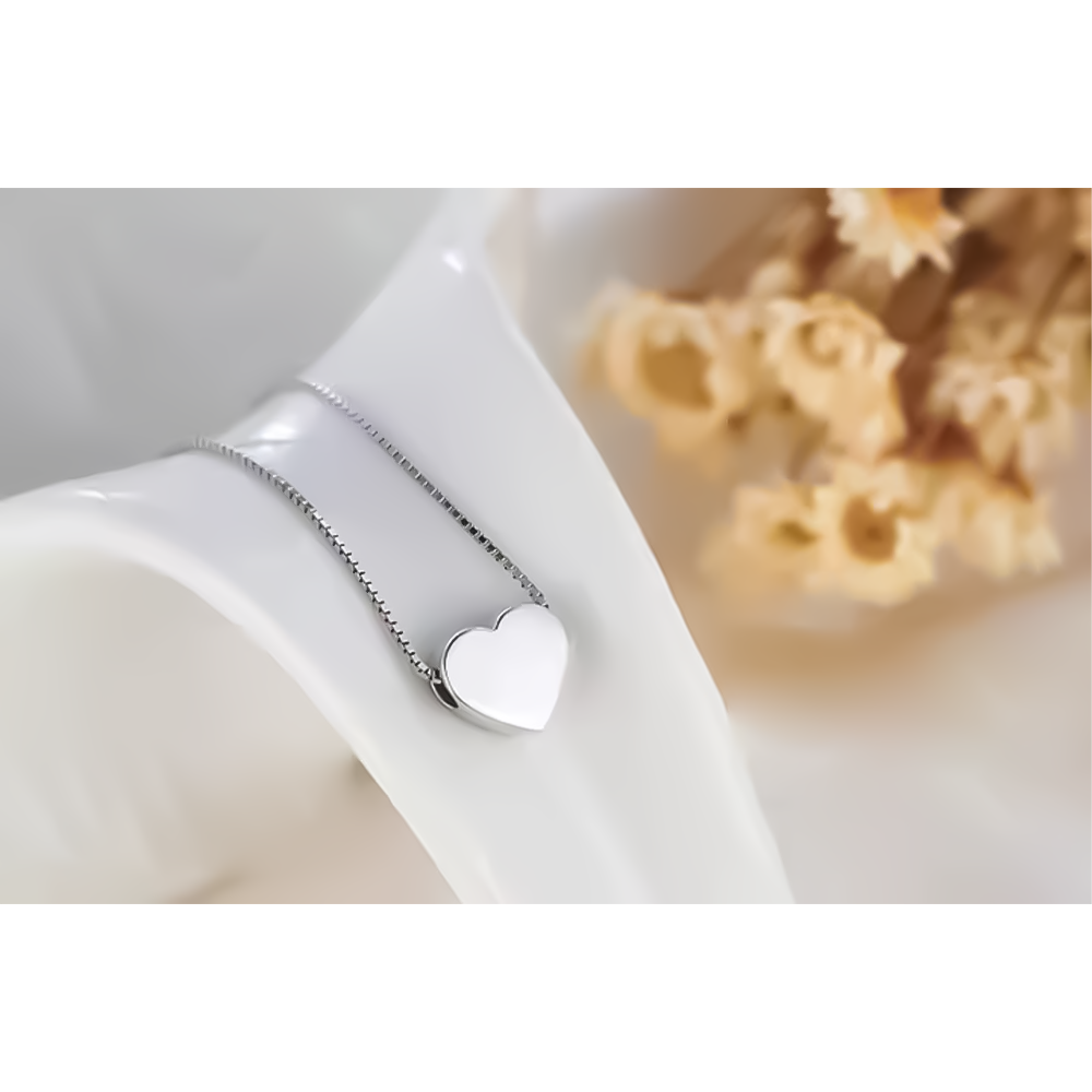 Zilveren hart hanger, een simpel maar diepgaand symbool van de puurheid van liefde