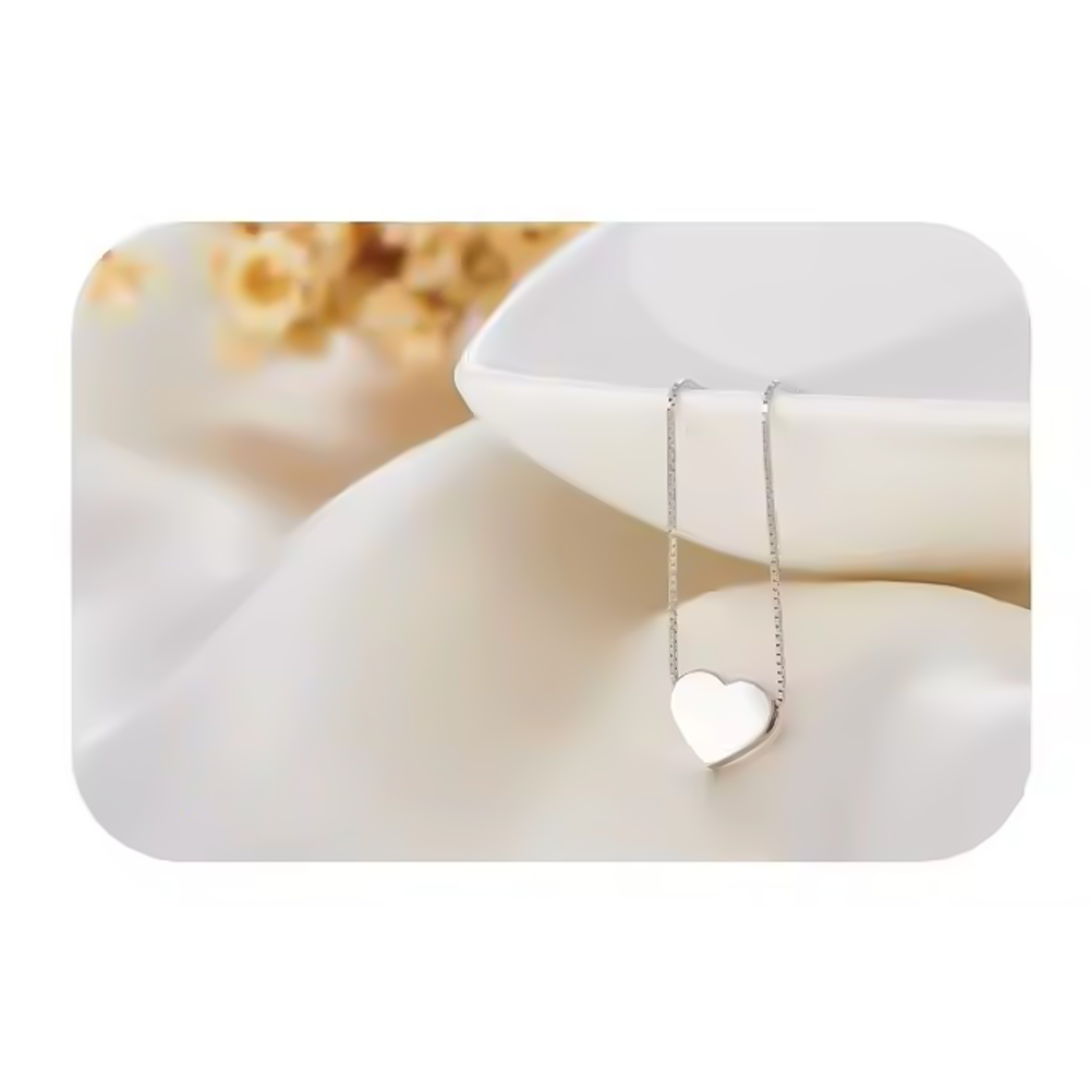 Gepolijste zilveren hart hanger, die licht en liefde weerspiegelt in harmonieuze eenvoud