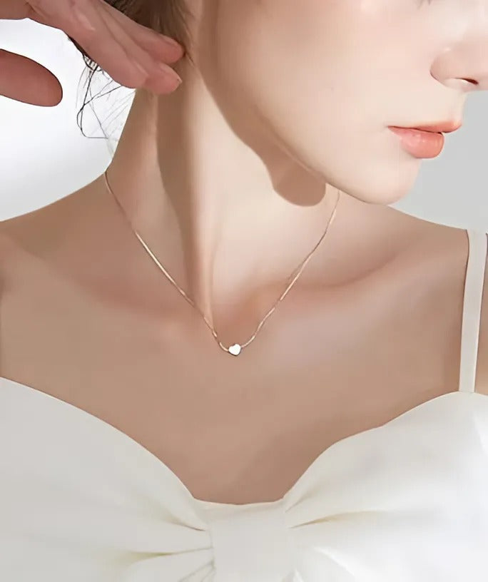 Elegante zilveren hartvormige hanger, een delicaat symbool van blijvende liefde