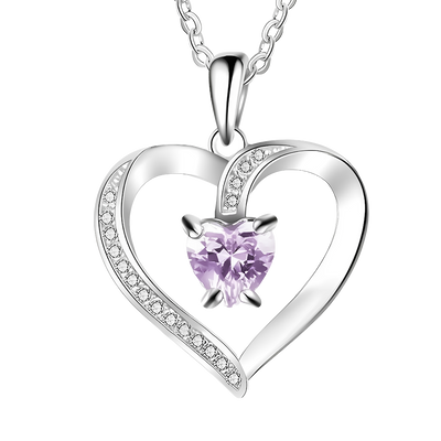 Zilveren ketting met een briljant paarse Swarovski-hart, die de diepte van ware emotie weerspiegelt.