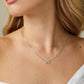Exquisite ketting met op maat gemaakte letters en bedels, die de schoonheid van individuele verhalen vastlegt die met elkaar verweven zijn.
