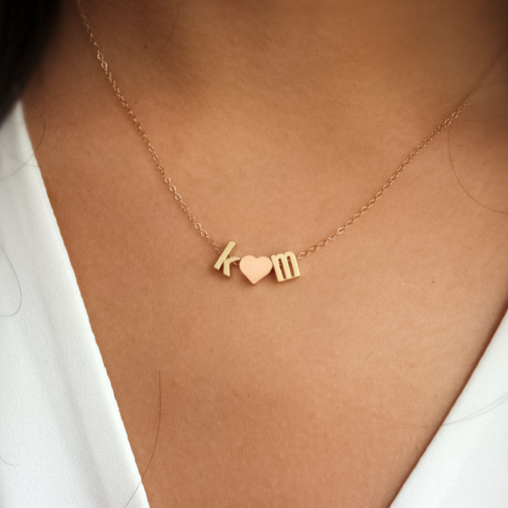 Gepersonaliseerde ketting met geselecteerde initialen en symbolen, die de lagen van persoonlijke affectie symboliseren.
