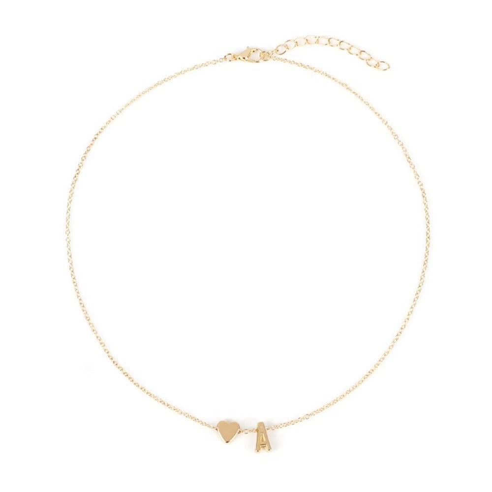 Gepersonaliseerde ketting met geselecteerde letters en bedels, die de eenheid van gekoesterde relaties belichaamt.
