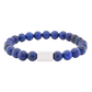 Gedetailleerd beeld van een blauwe graniet kralen armband, die de essentie van veerkracht vastlegt