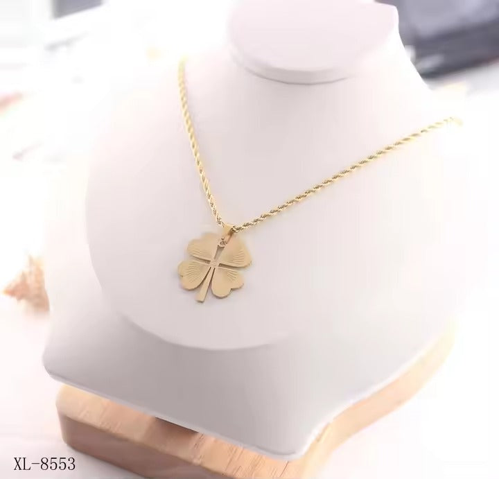 Vierbladige klaveren gouden hanger, gepersonaliseerd met de vingerafdruk van een geliefde, die geluk en herinnering verweeft