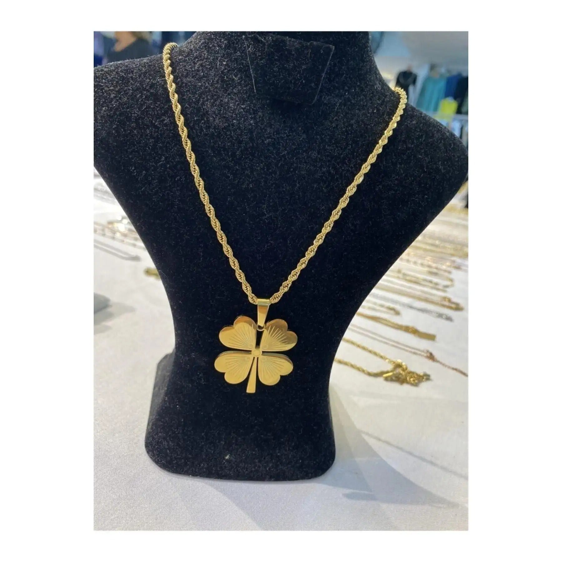 Elegante gouden hanger in klavervorm, gegraveerd met een unieke vingerafdruk, een fusie van liefde en geluk