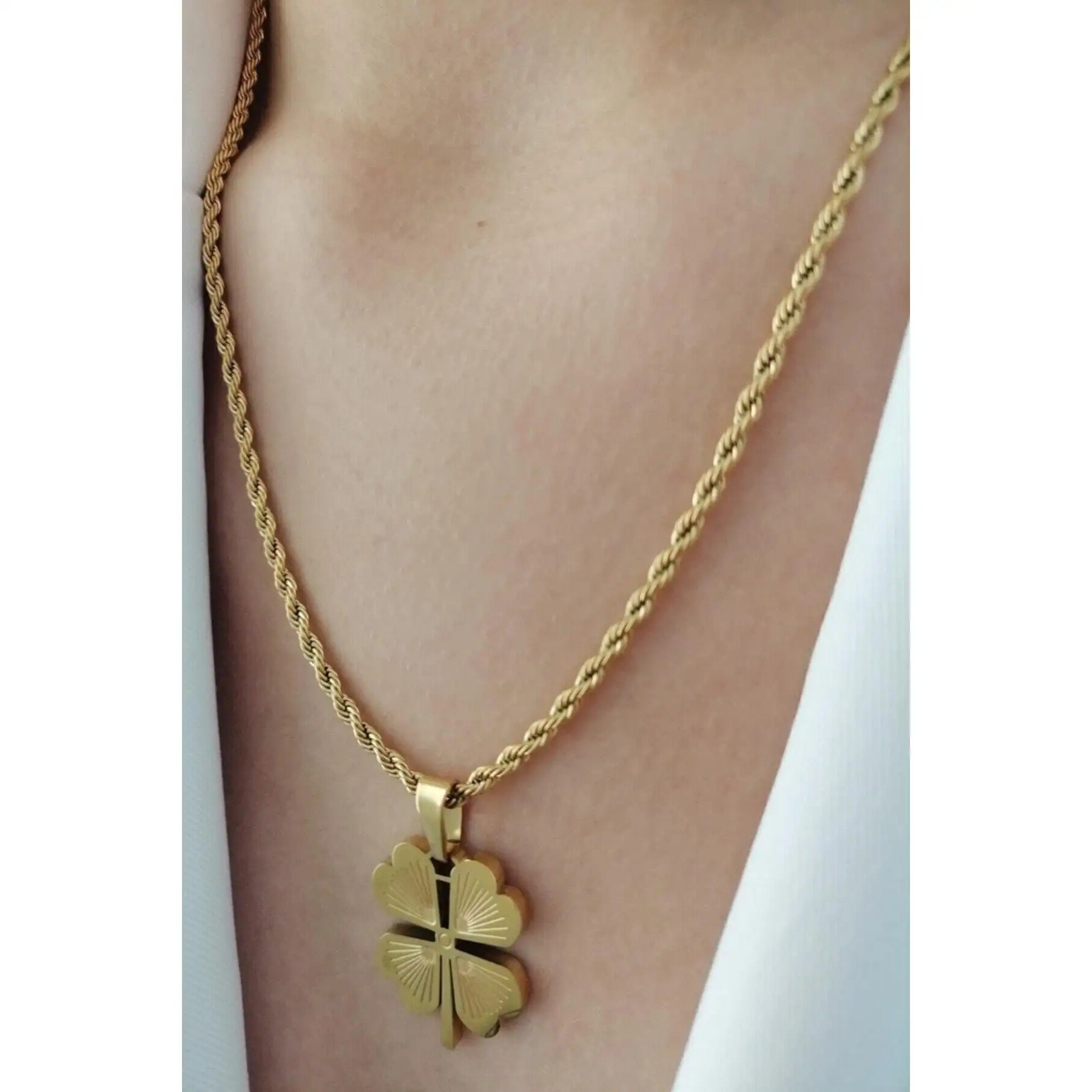 Handgemaakte gouden klaveren hanger, versierd met de vingerafdruk van een geliefde, een teken van intiem geluk