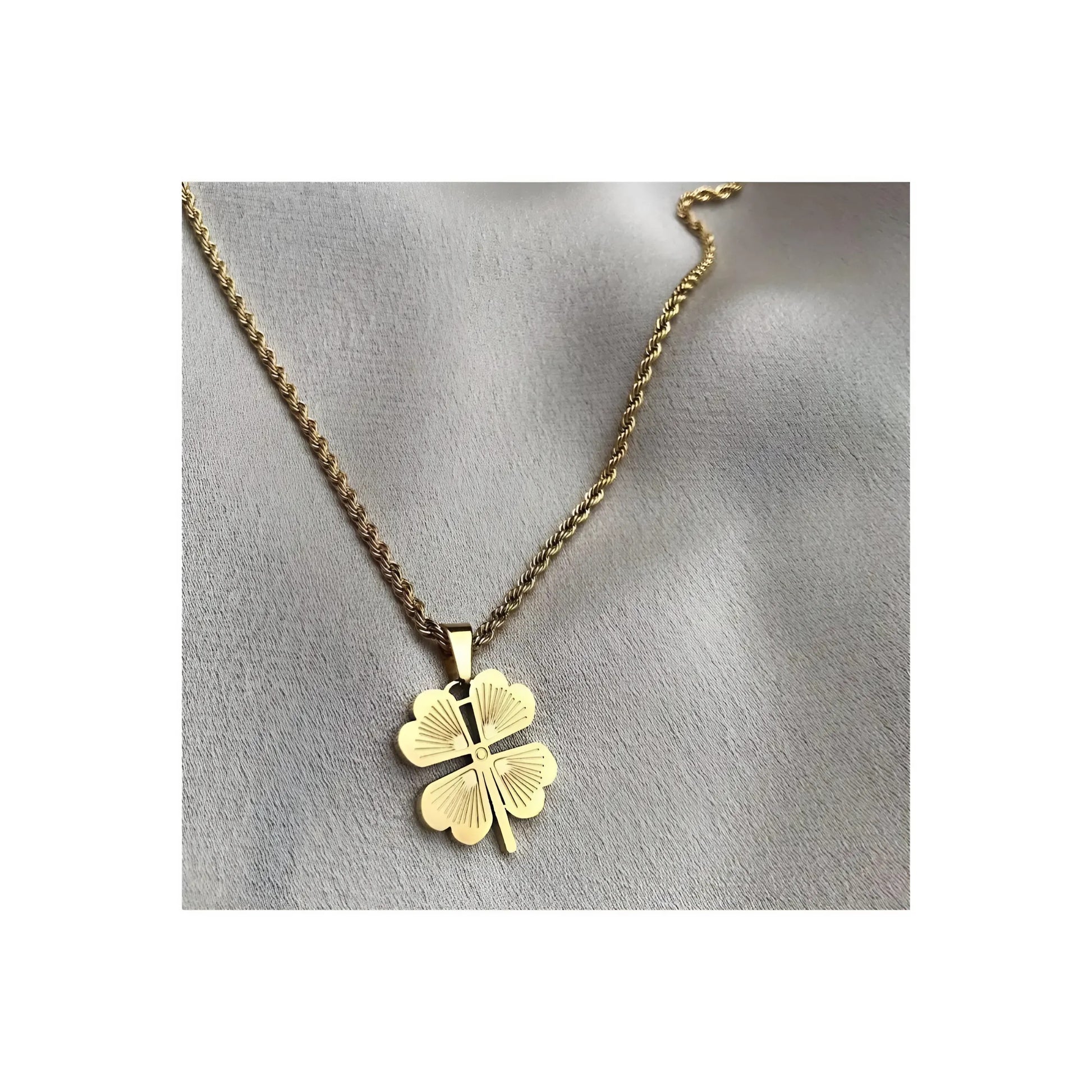 Gouden klaverhanger met een transparant vingerafdrukontwerp, dat gepersonaliseerd geluk symboliseer