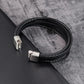 Elegante leren armband met een gepersonaliseerde naam gravure op de sluiting, die individuele charme weerspiegelt.