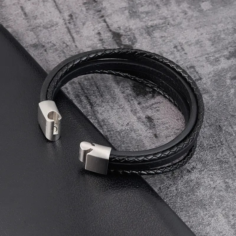 Elegante leren armband met een gepersonaliseerde naam gravure op de sluiting, die individuele charme weerspiegelt.