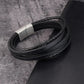 lose-up van de sluiting van een leren armband, zorgvuldig gegraveerd met een gekoesterde naam, die verfijnde eenvoud uitstraalt.