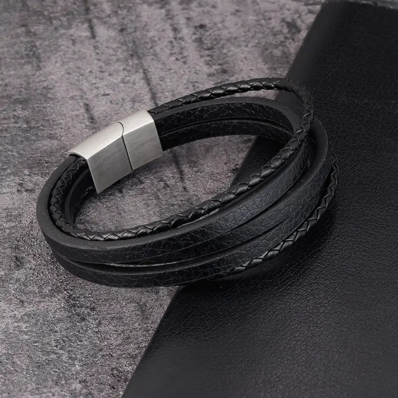 lose-up van de sluiting van een leren armband, zorgvuldig gegraveerd met een gekoesterde naam, die verfijnde eenvoud uitstraalt.