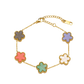 Elegante gouden armband met veelkleurige klavertjes, elk blaadje een symbool van het kleurrijke geluk