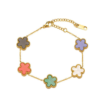 Gouden armband versierd met veelkleurige klavertjesvier, elk met een fluistering van geluk 
