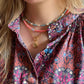 Delicate gouden ketting met een voorwaartse sluiting en een klein rond medaillon, ideaal voor alledaagse elegantie.