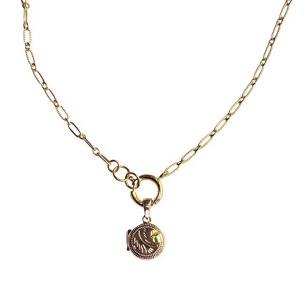 Gouden ketting met een voorwaartse sluiting, met een klein rond medaillon, dat een vleugje verfijning toevoegt.
