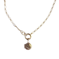Fijne gouden ketting met een klein, cirkelvormig medaillon hangend aan een voorwaartse sluiting, die klassieke charme uitstraalt.
