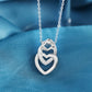 Een gracieuze ketting met een hartbedel, gegraveerd met geliefde namen, die moederlijke affectie belichaamt