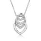 Delicate ketting met een hartbedel, gepersonaliseerd met namen, die de band tussen moeder en kind vastlegt.
