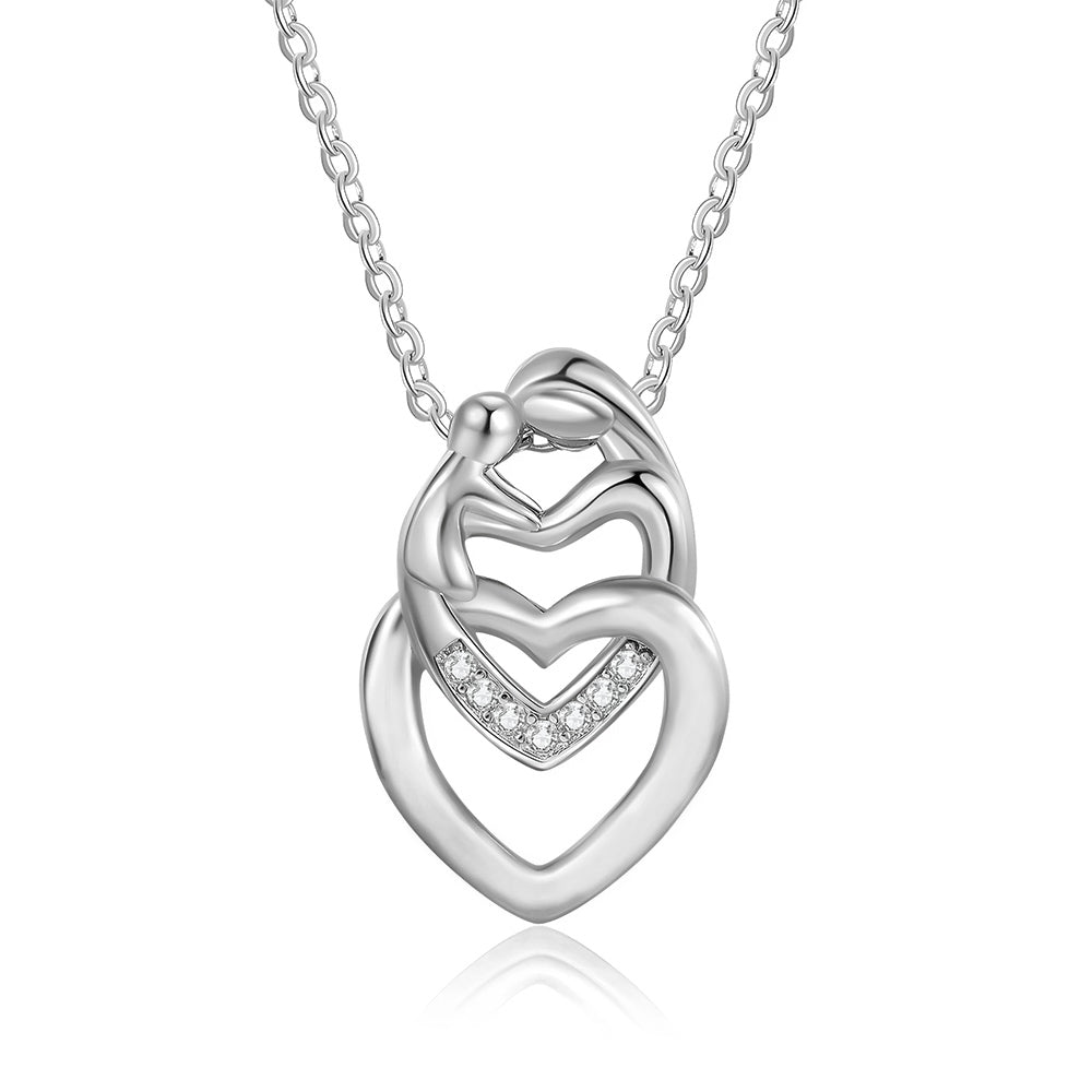 Delicate ketting met een hartbedel, gepersonaliseerd met namen, die de band tussen moeder en kind vastlegt.