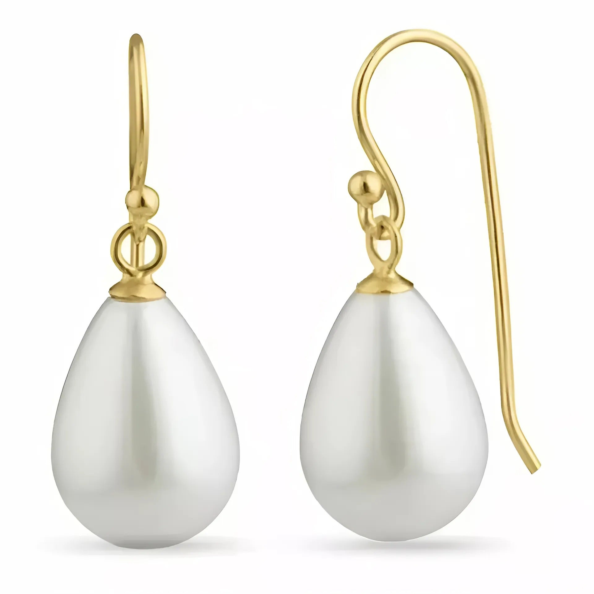 Gepolijste vergulde oorbellen met delicate witte parels, een harmonieuze mix van verfijning.
